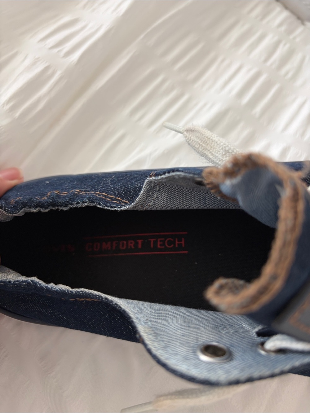 Levi's Women’s SZ 9 Dark Blue Denim Slip-On Sneakers with White Toe Cap - Picture 3 of 9